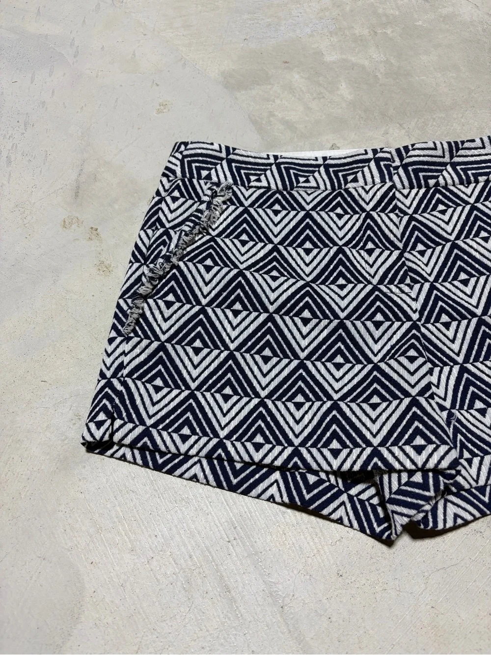 Trina Turk NWT Dael shorts Geometric Pattern Navy 6 MSRP$198